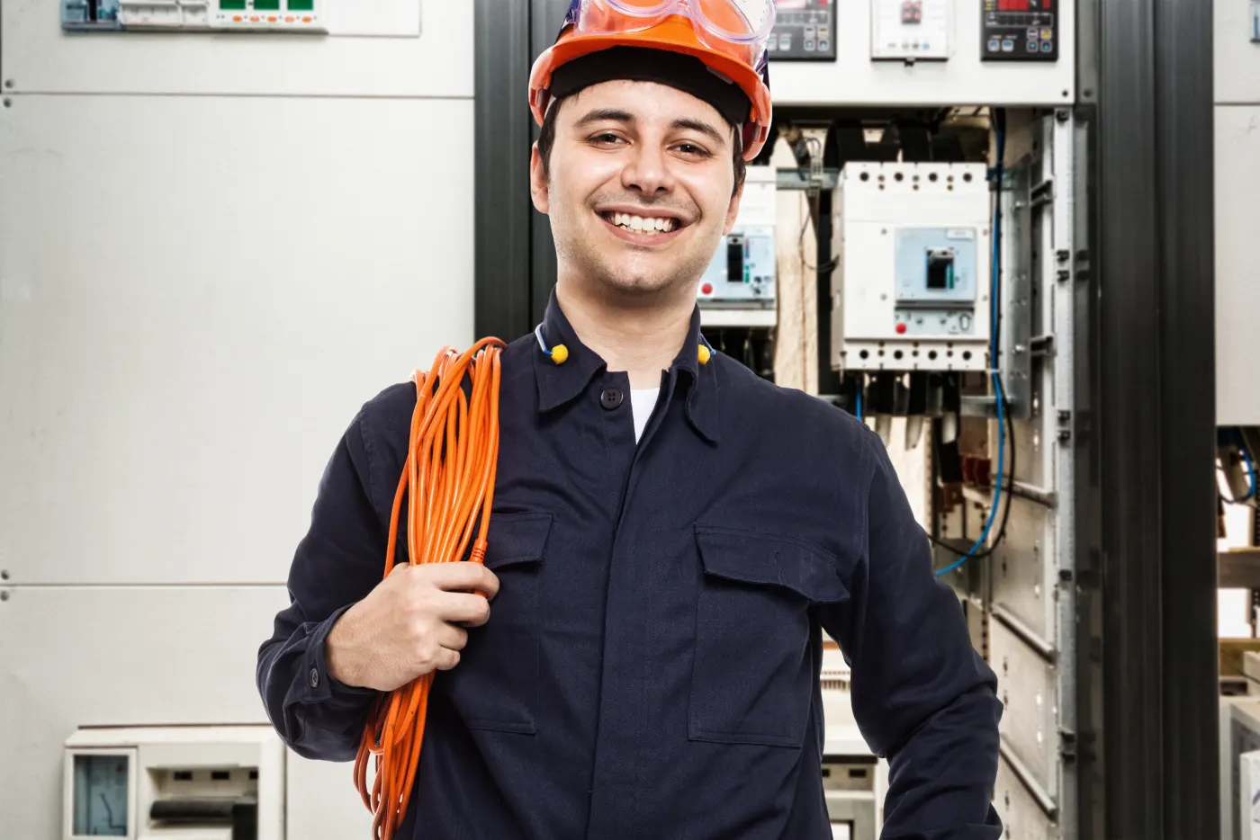 Électricien indépendant devant un tableau électrique à Villeparisis (77270)