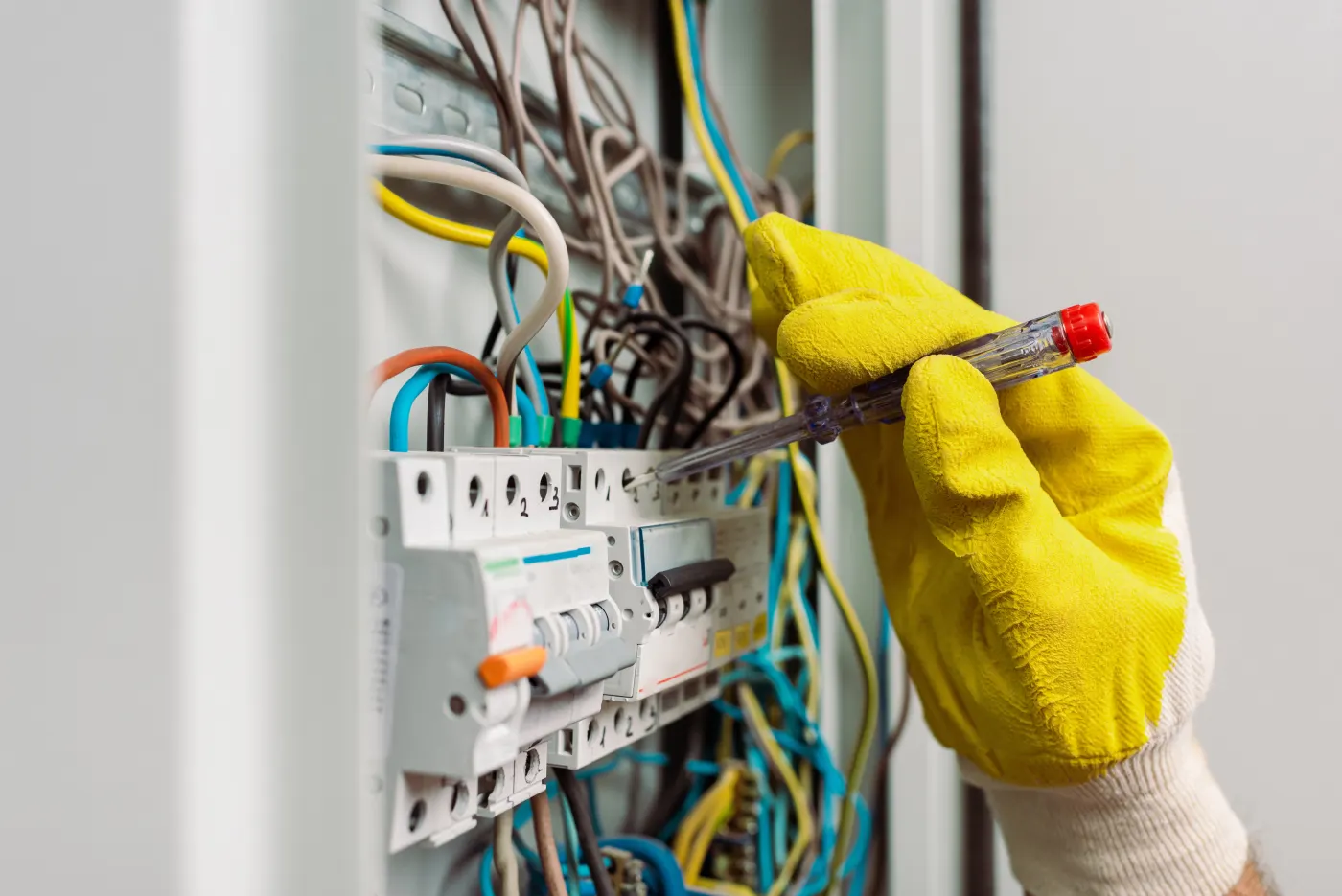 Électricien câblant un tableau modulaire lors d'une mise aux normes à Villeparisis