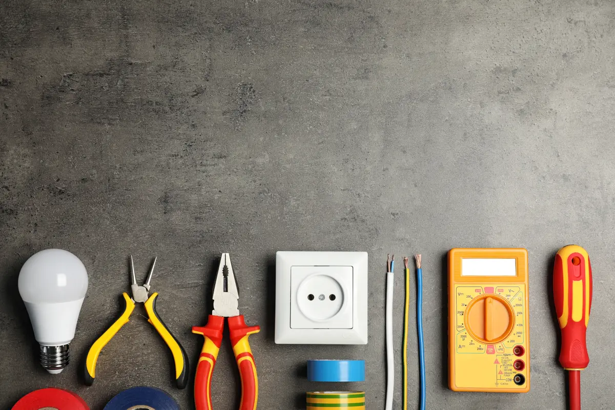 Outillage et appareillage d'électricien préparés pour une mise aux normes